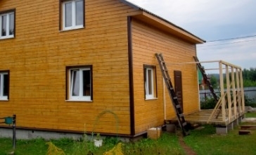 Construction d’une extension à ossature bois : à l’étage de sa maison ou au rez-de-chaussée ?
