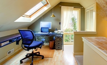 Transformez et aménagez le grenier de votre maison en bureau bien éclairé !