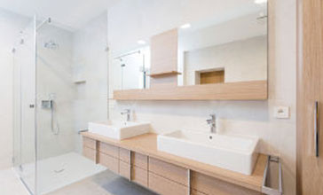 Exemple de salle de bain rénovée, moderne et avec une douche italienne