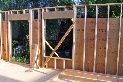Construction de l'ossature en bois pour une annexe
