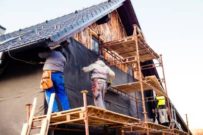 Ouvriers posant l'isolation d'une façade de maison