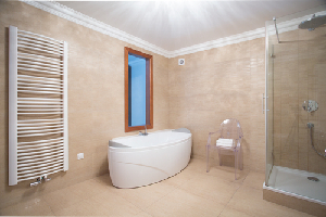 Exemple de salle de bain rénovée avec du carrelage comme revêtement étanche